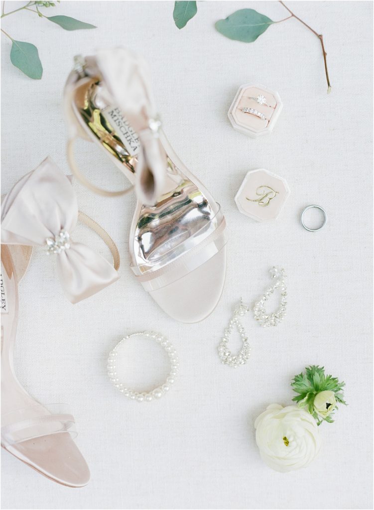 wedding details must have photos for her badgley mischka shoes and mrs box with pearl earrings