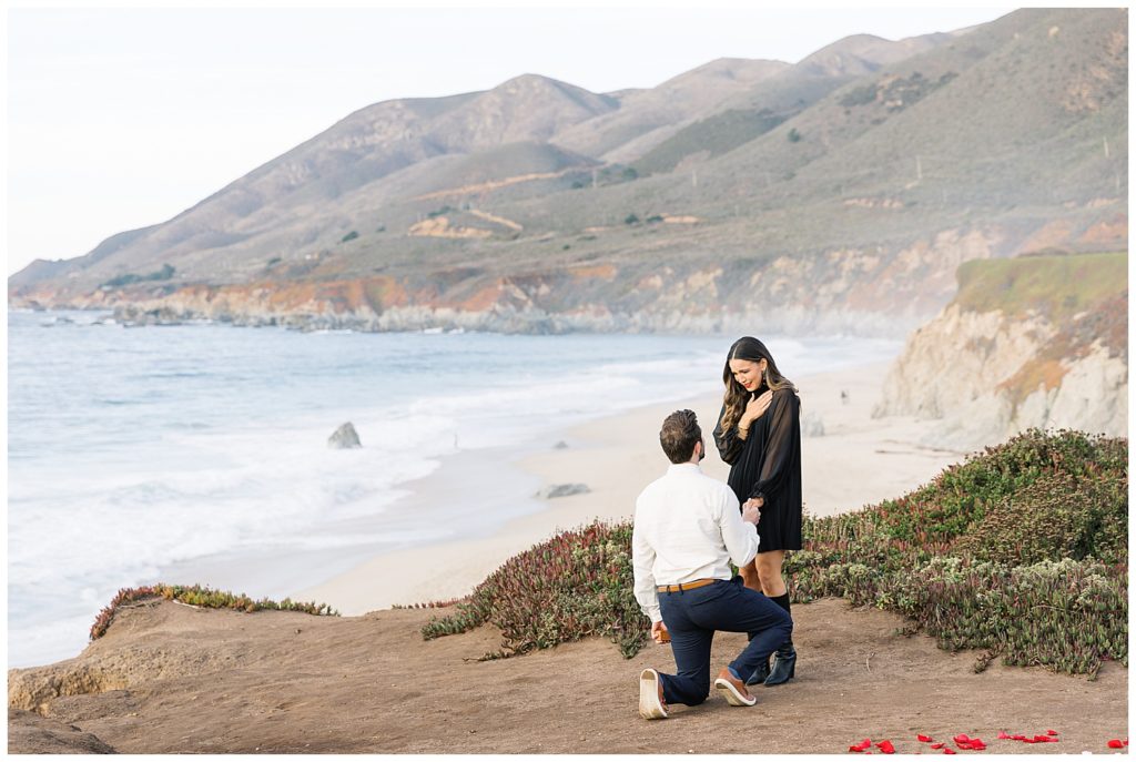 the man surprising his fiancée by proposing to her in Big Sur, CA