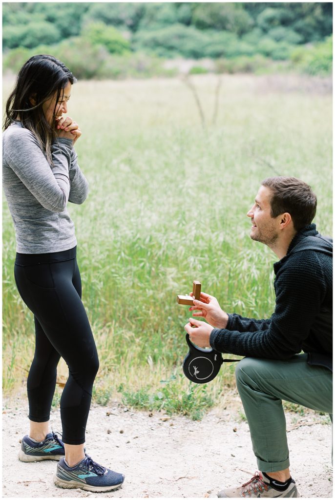 surprise proposal in action on a hiking trail