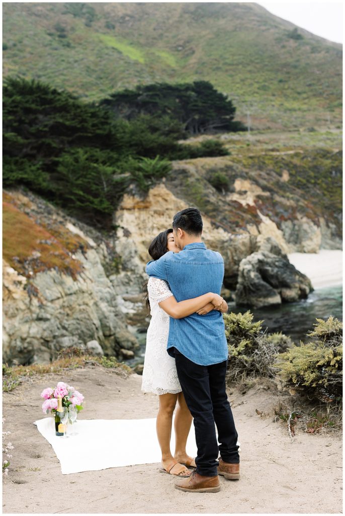couple portrait of a kiss on the cliffs during Glen Oaks Big Sur proposal